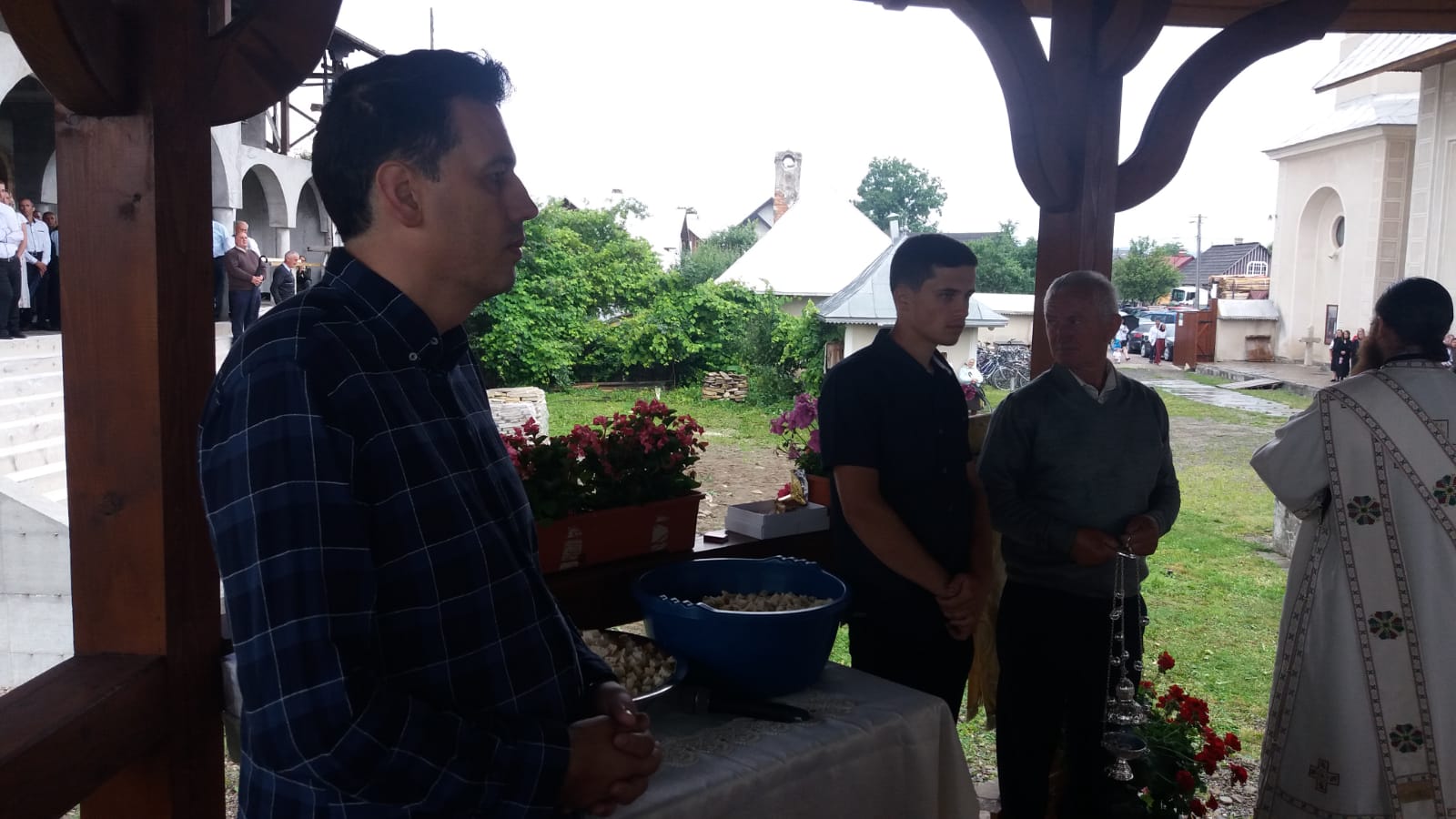 Părintele profesor Vasile Mihoc a slujit şi a conferenţiat la Vicovu de Sus