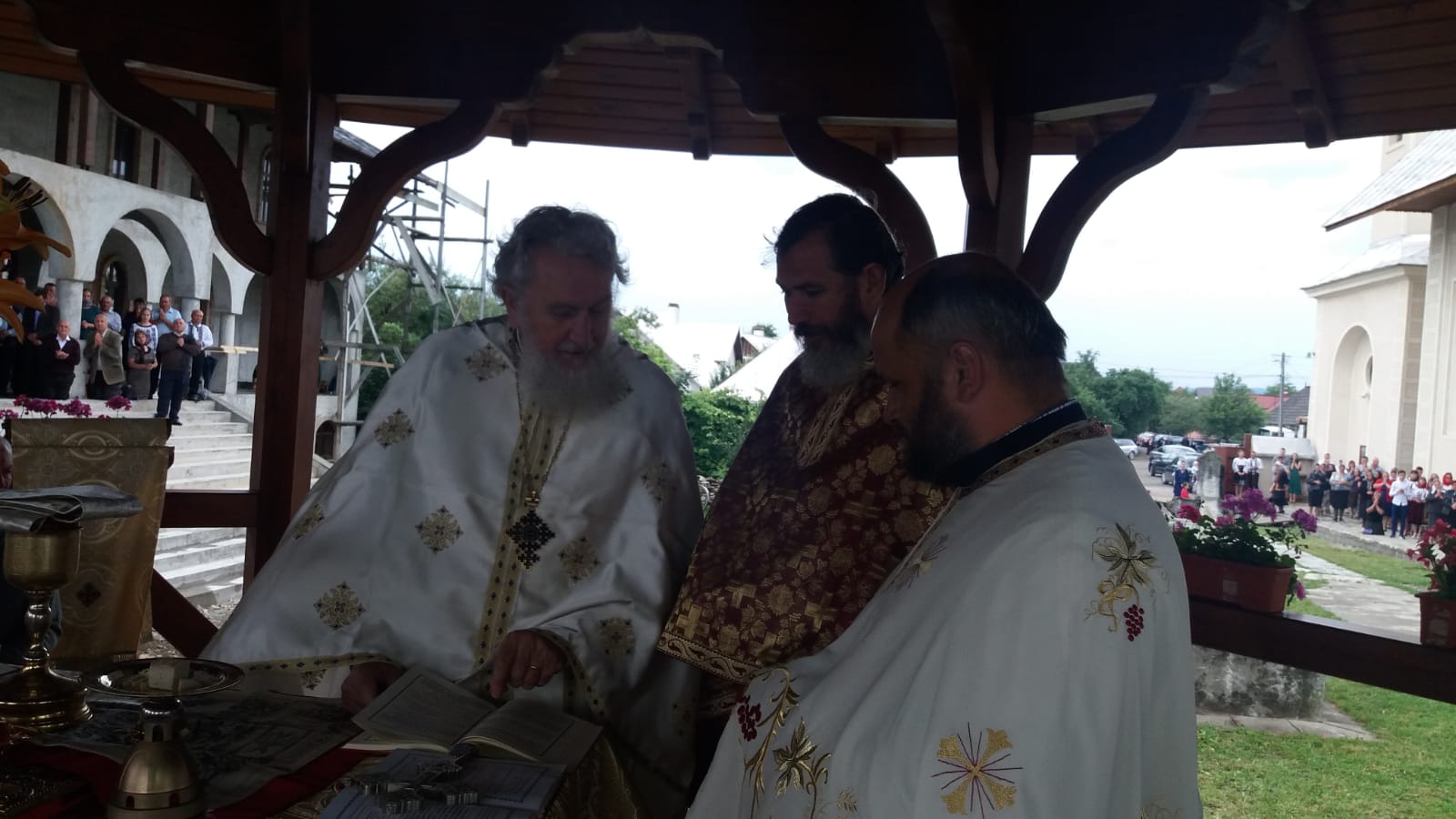 Părintele profesor Vasile Mihoc a slujit şi a conferenţiat la Vicovu de Sus