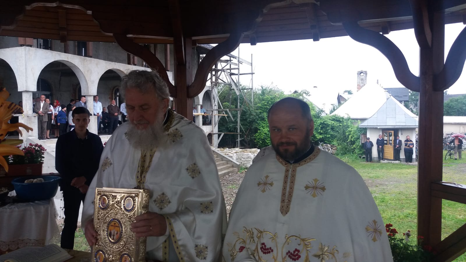 Părintele profesor Vasile Mihoc a slujit şi a conferenţiat la Vicovu de Sus