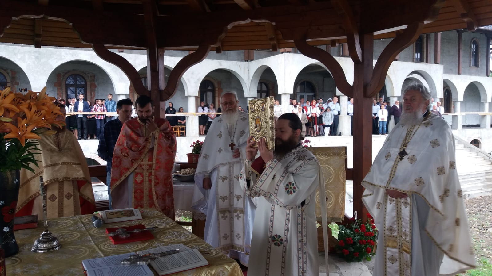 Părintele profesor Vasile Mihoc a slujit şi a conferenţiat la Vicovu de Sus