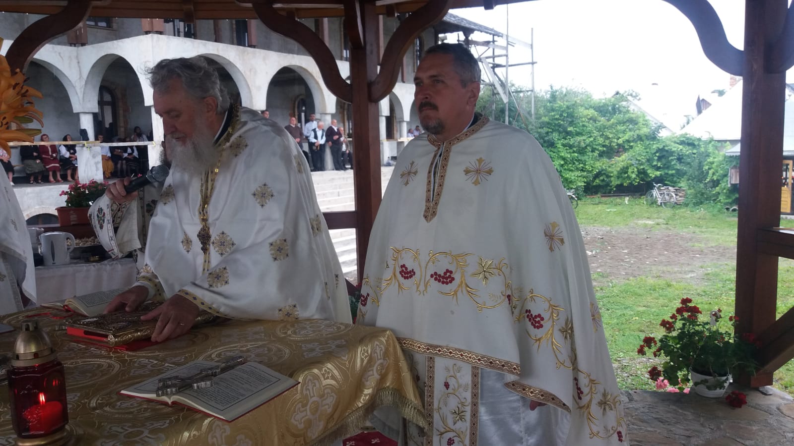 Părintele profesor Vasile Mihoc a slujit şi a conferenţiat la Vicovu de Sus