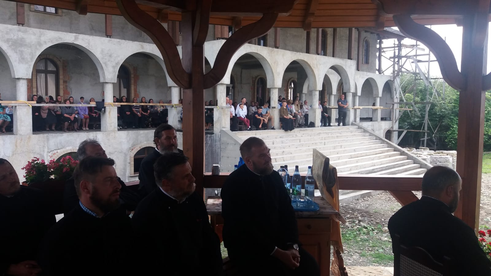 Părintele profesor Vasile Mihoc a slujit şi a conferenţiat la Vicovu de Sus