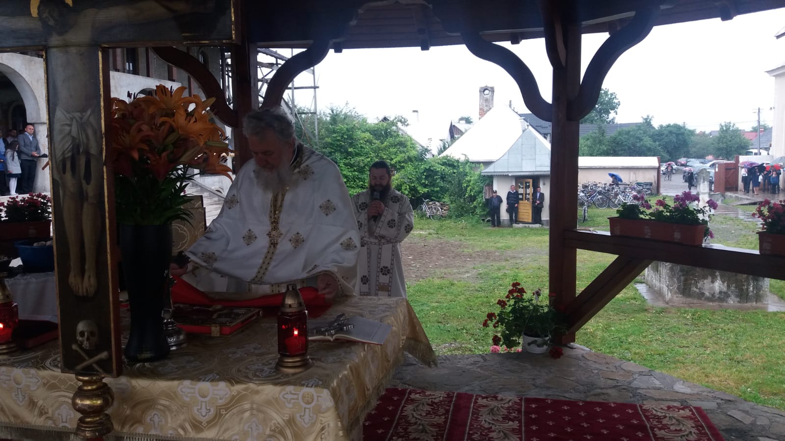 Părintele profesor Vasile Mihoc a slujit şi a conferenţiat la Vicovu de Sus