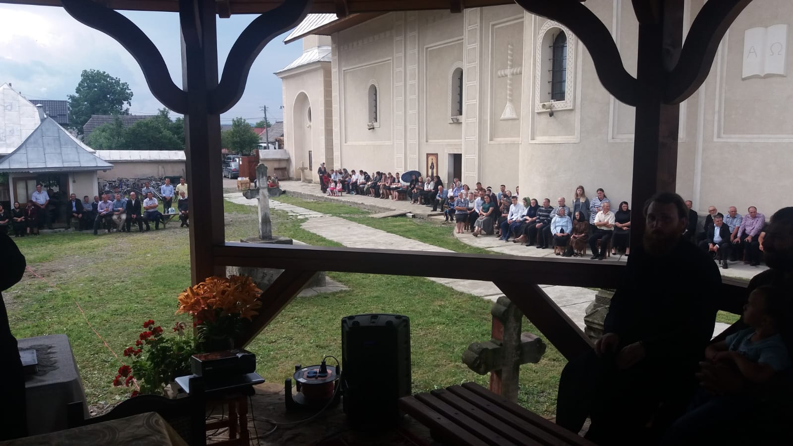 Părintele profesor Vasile Mihoc a slujit şi a conferenţiat la Vicovu de Sus