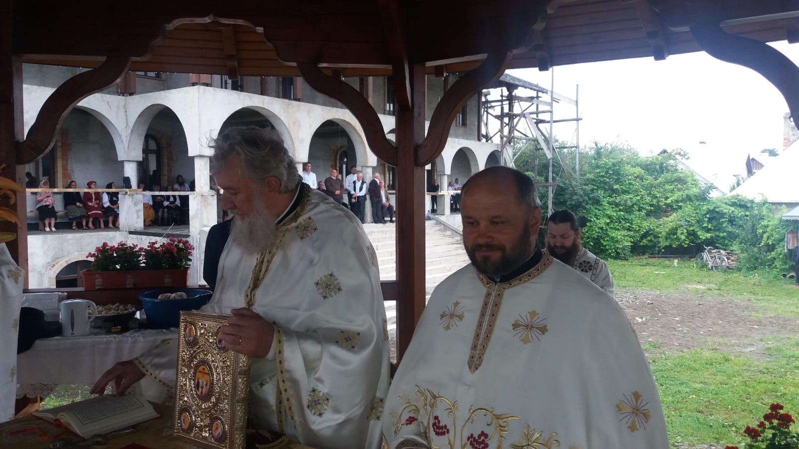 Părintele profesor Vasile Mihoc a slujit şi a conferenţiat la Vicovu de Sus