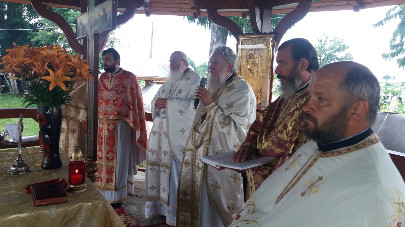 Părintele profesor Vasile Mihoc a slujit şi a conferenţiat la Vicovu de Sus