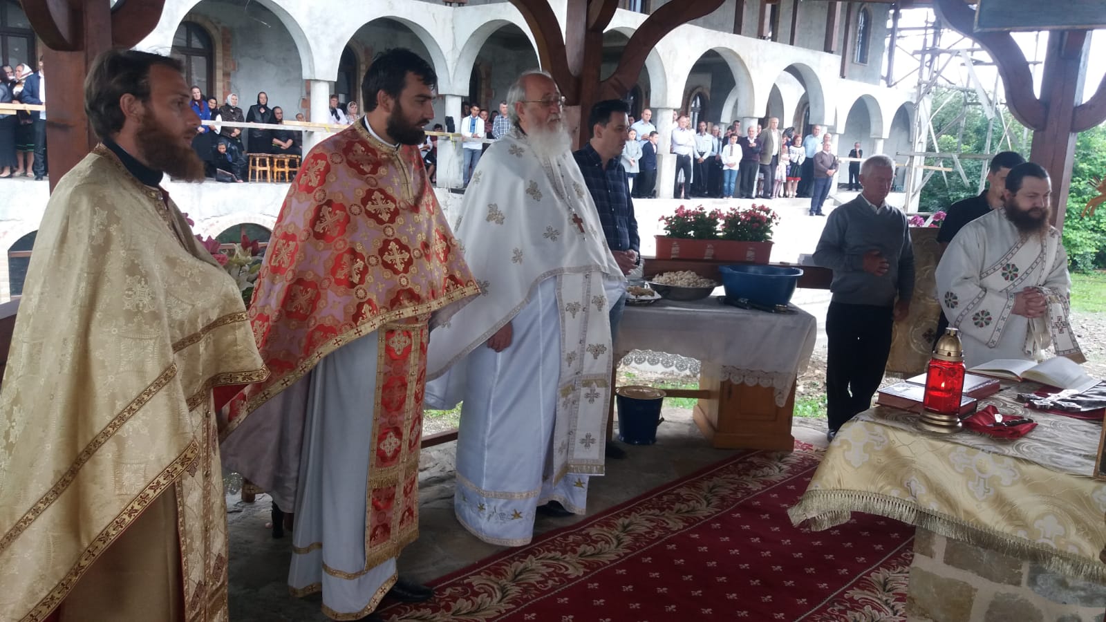 Părintele profesor Vasile Mihoc a slujit şi a conferenţiat la Vicovu de Sus