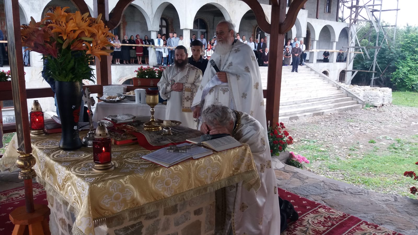 Părintele profesor Vasile Mihoc a slujit şi a conferenţiat la Vicovu de Sus