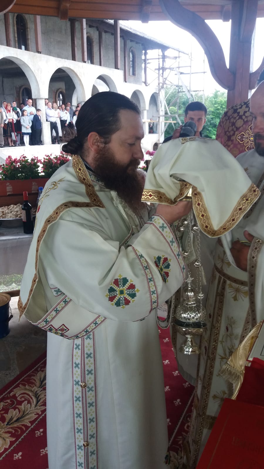 Părintele profesor Vasile Mihoc a slujit şi a conferenţiat la Vicovu de Sus