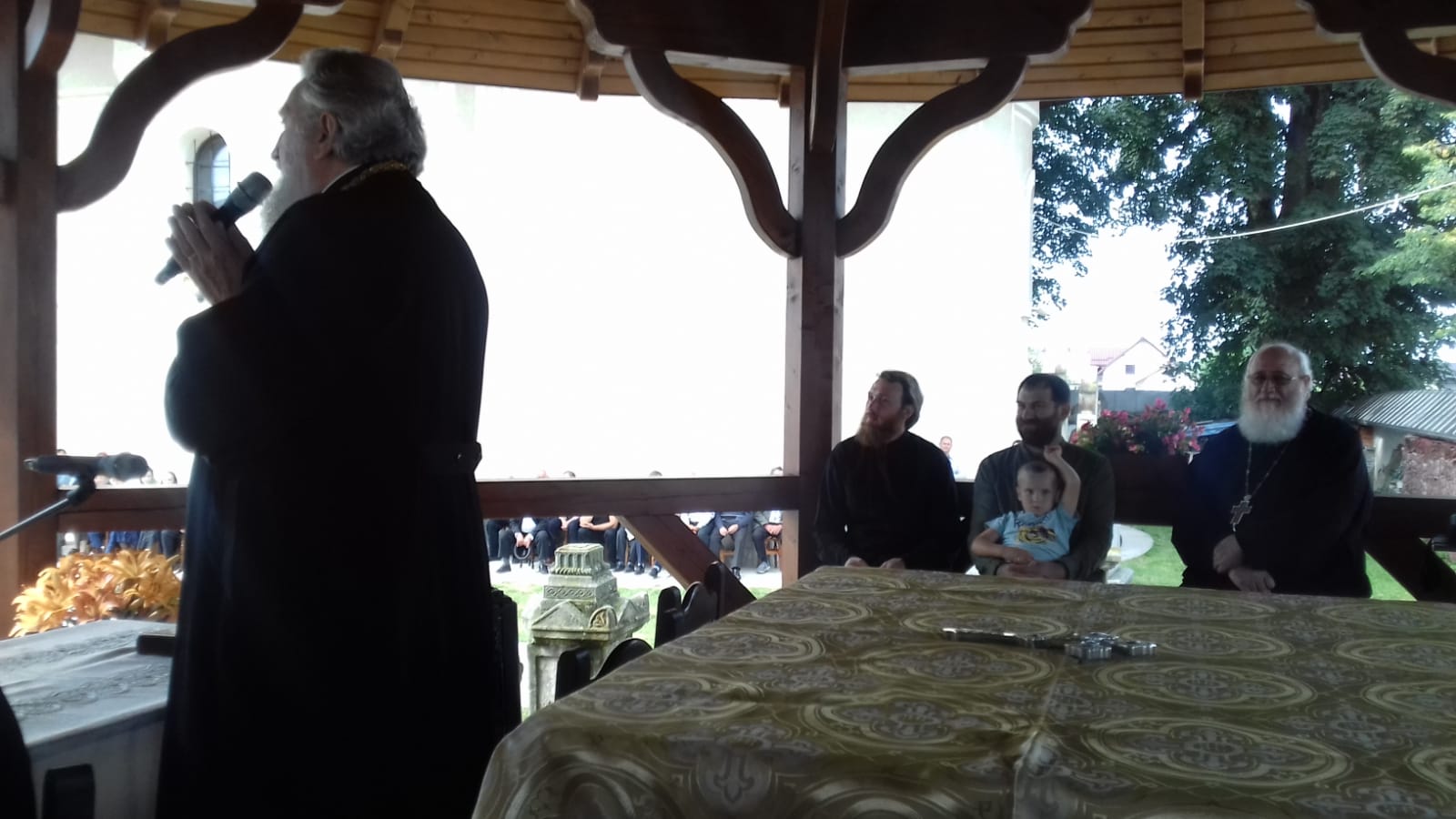 Părintele profesor Vasile Mihoc a slujit şi a conferenţiat la Vicovu de Sus