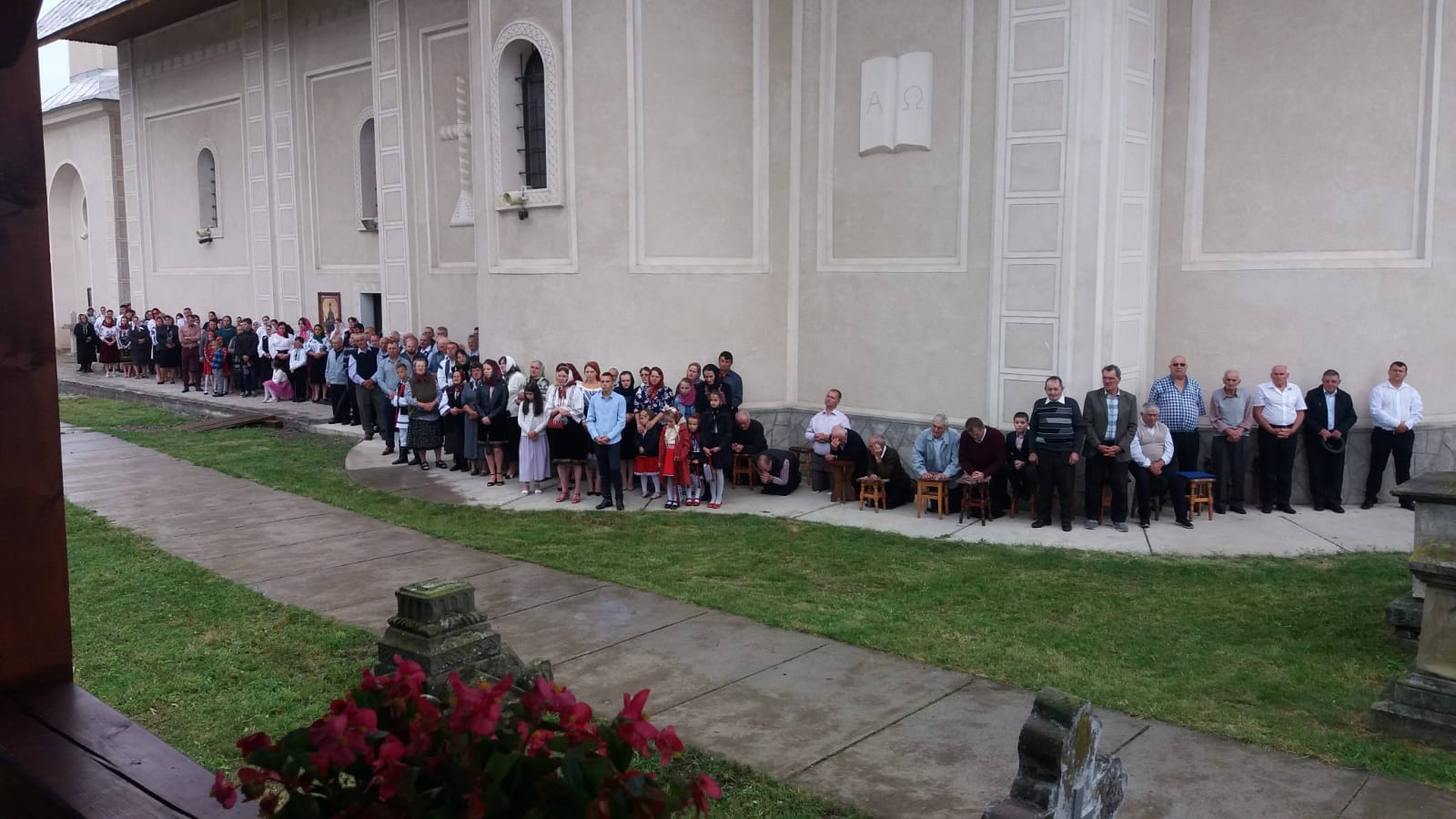 Părintele profesor Vasile Mihoc a slujit şi a conferenţiat la Vicovu de Sus