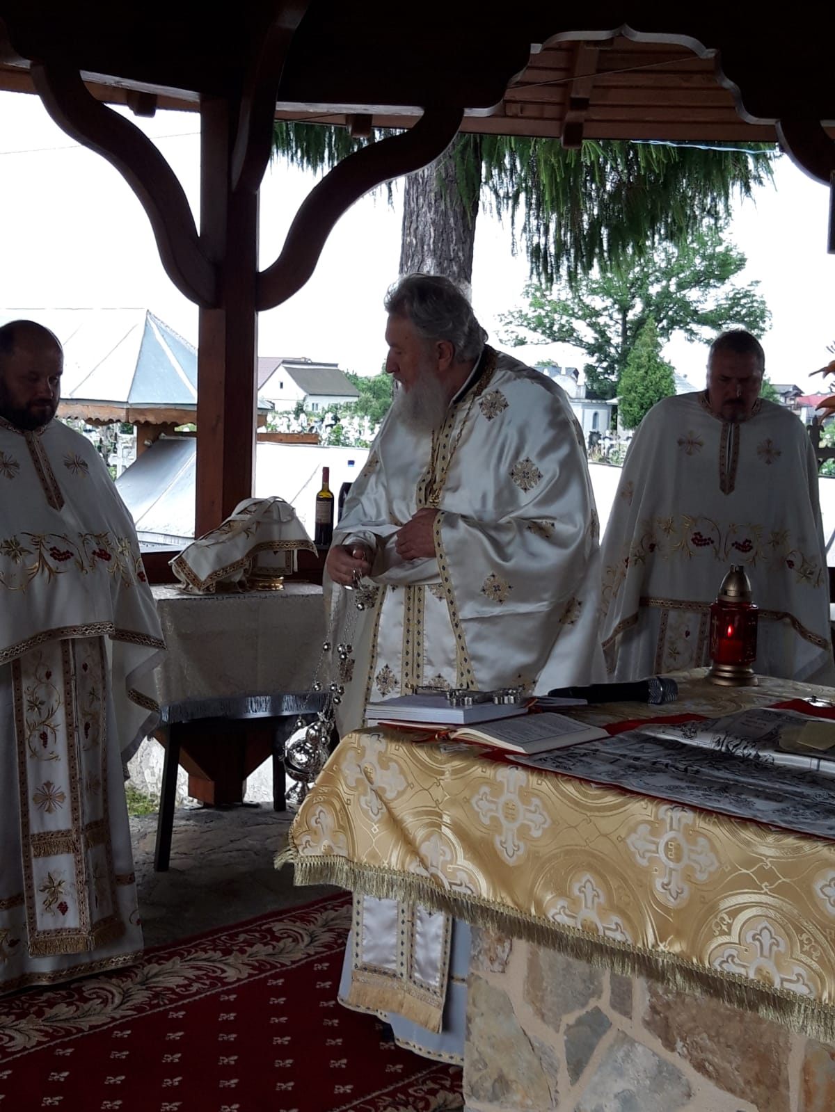 Părintele profesor Vasile Mihoc a slujit şi a conferenţiat la Vicovu de Sus