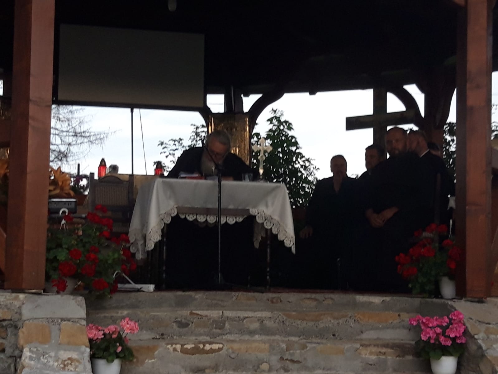 Părintele profesor Vasile Mihoc a slujit şi a conferenţiat la Vicovu de Sus