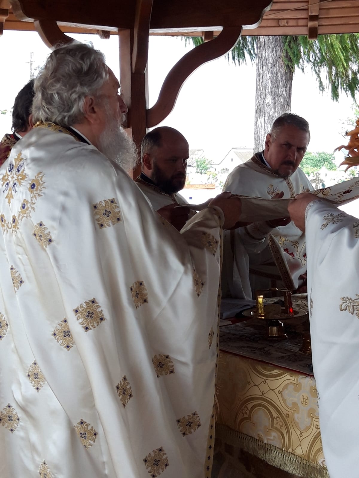 Părintele profesor Vasile Mihoc a slujit şi a conferenţiat la Vicovu de Sus