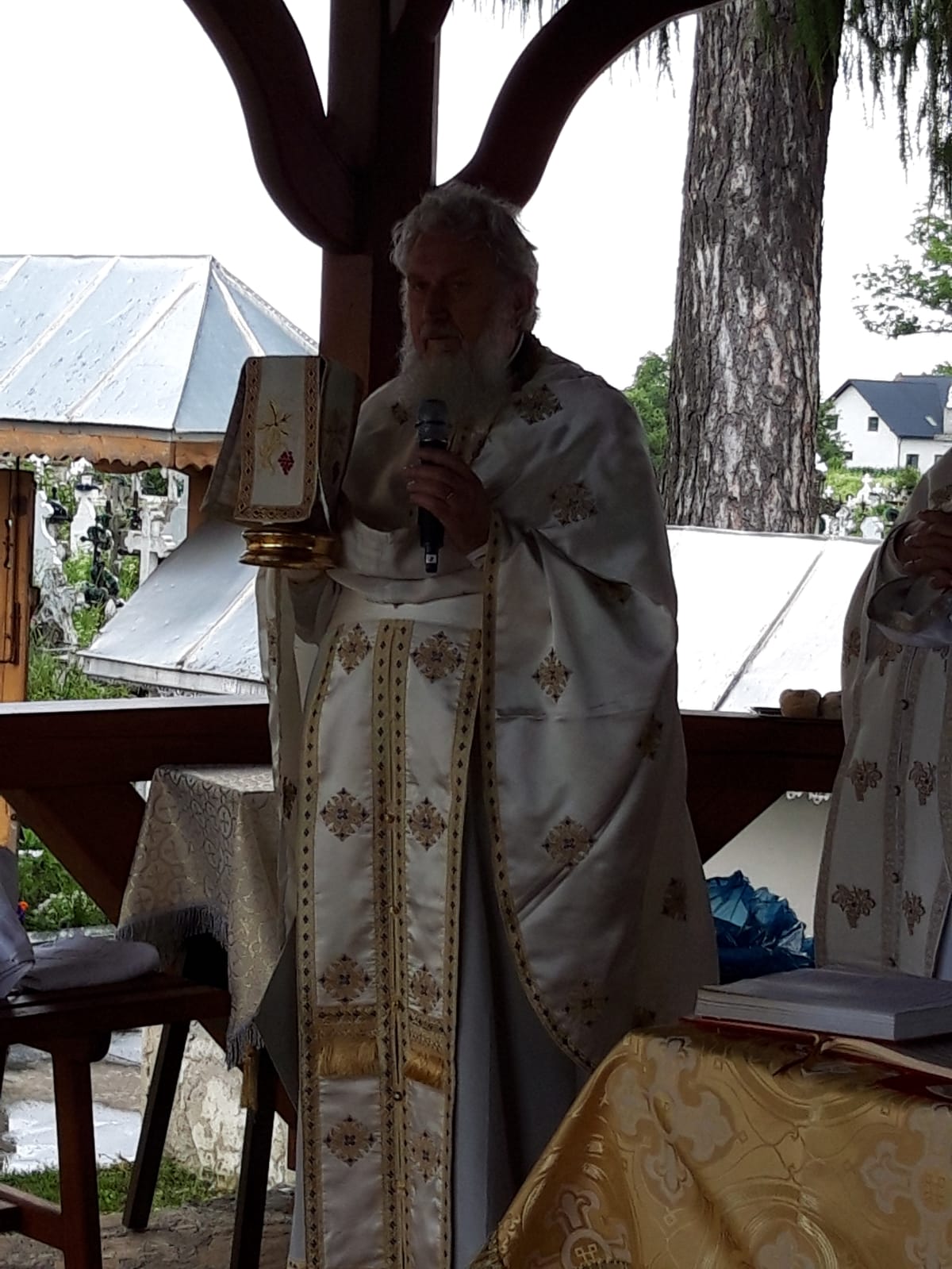 Părintele profesor Vasile Mihoc a slujit şi a conferenţiat la Vicovu de Sus