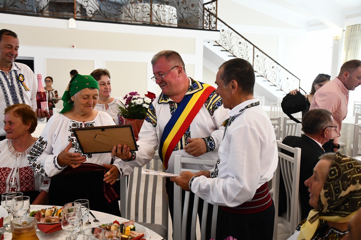 Emoţie, bucurie şi tradiţie în comuna Cornu Luncii
