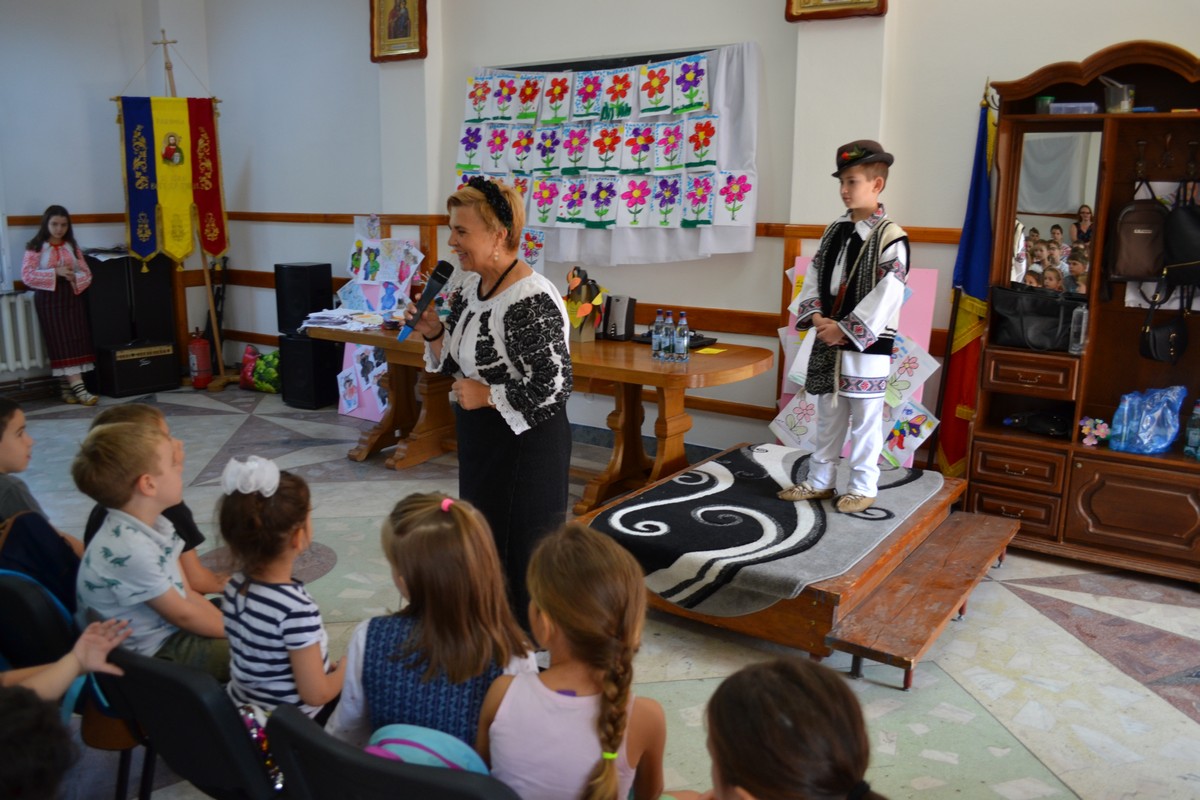 Cântecul și portul popular, prezentat copiilor din Botoşani