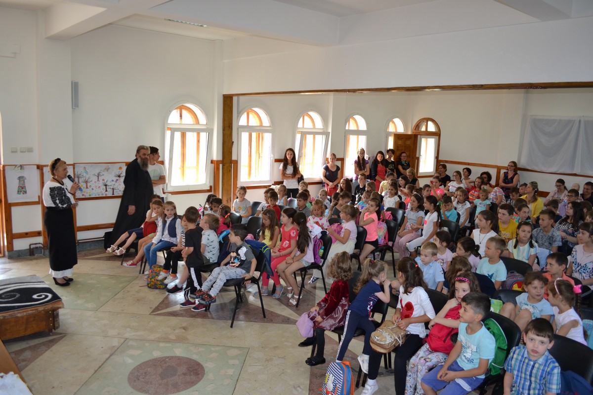 Cântecul și portul popular, prezentat copiilor din Botoşani