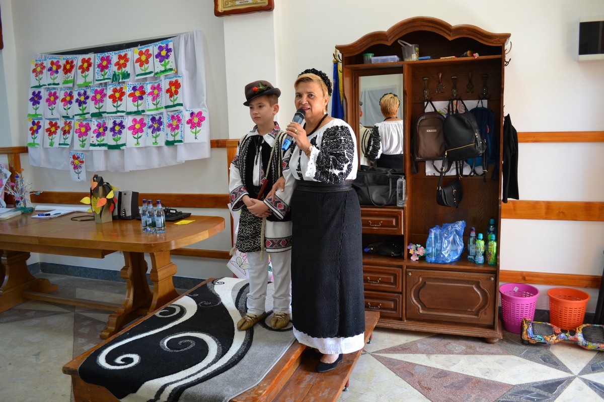 Cântecul și portul popular, prezentat copiilor din Botoşani