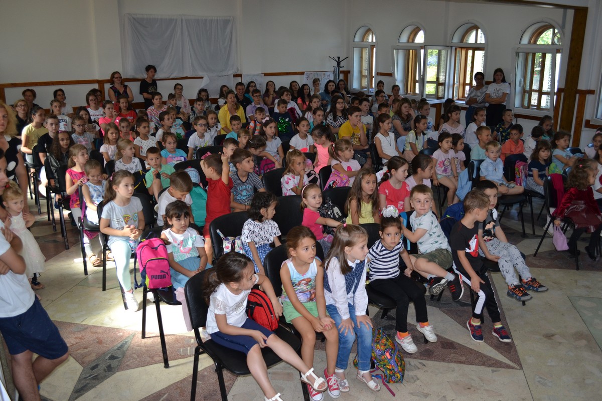 Cântecul și portul popular, prezentat copiilor din Botoşani