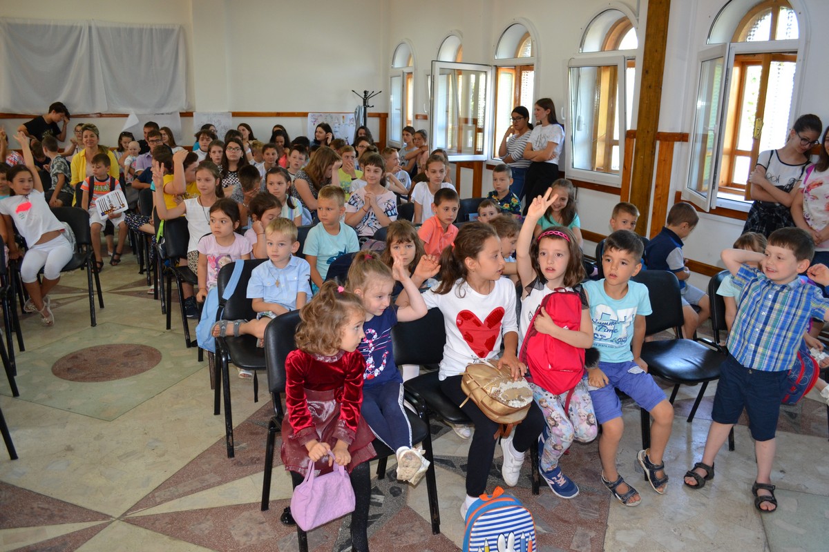 Cântecul și portul popular, prezentat copiilor din Botoşani