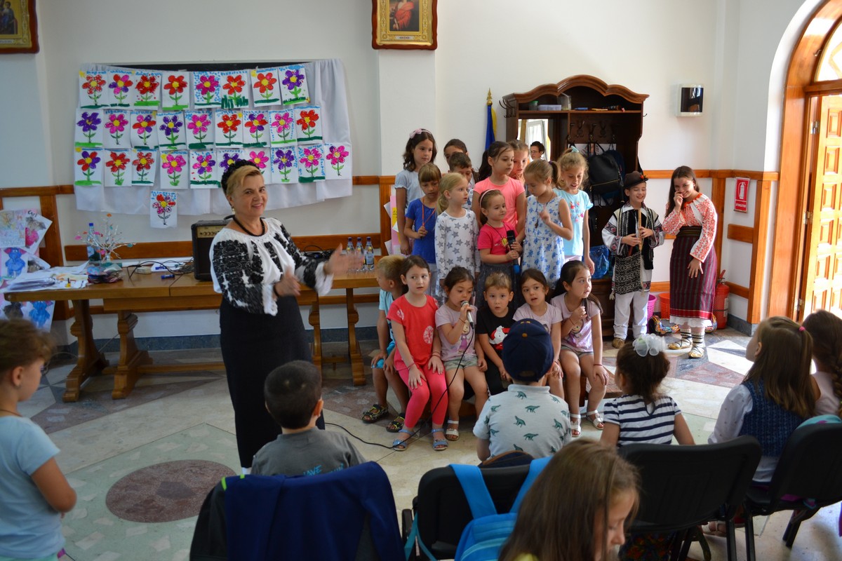 Cântecul și portul popular, prezentat copiilor din Botoşani