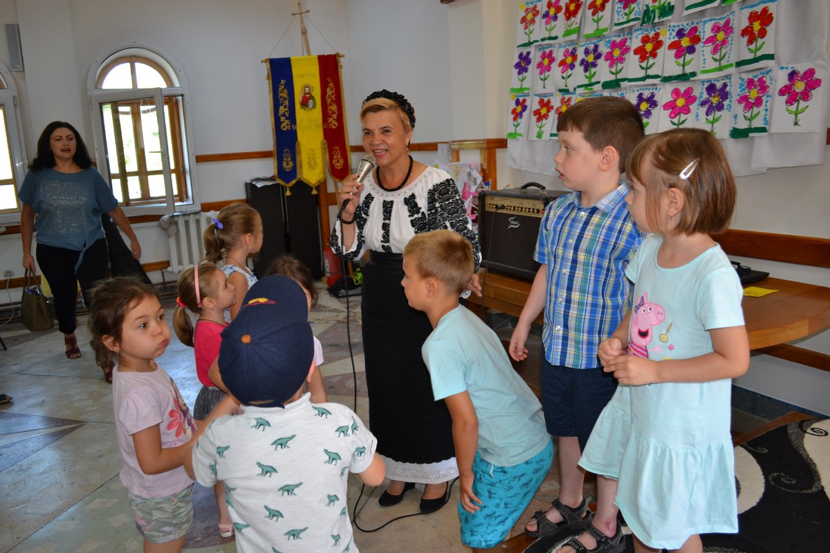 Cântecul și portul popular, prezentat copiilor din Botoşani