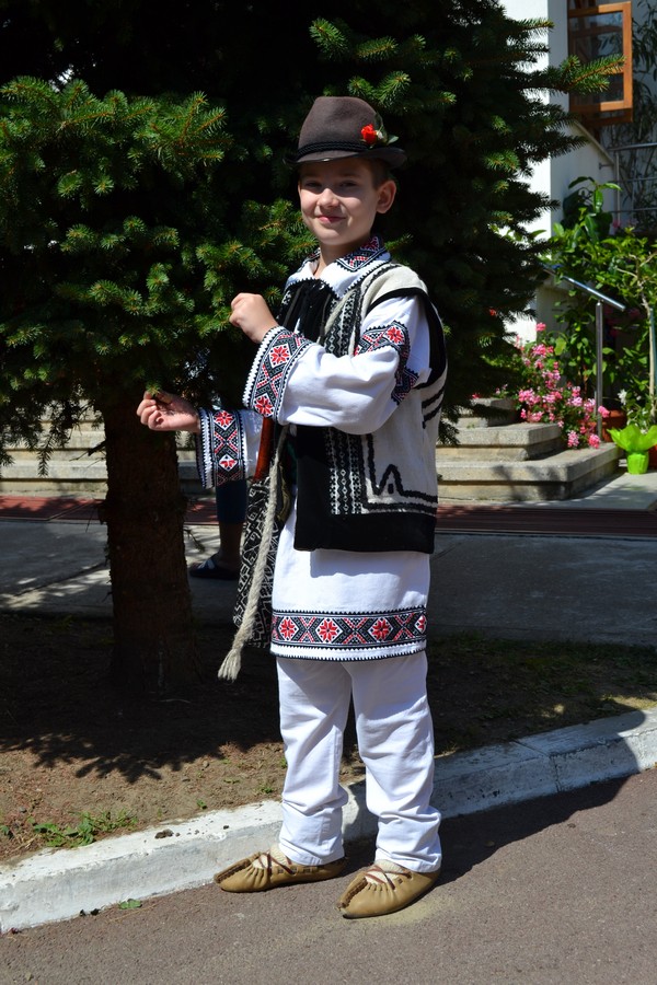 Cântecul și portul popular, prezentat copiilor din Botoşani