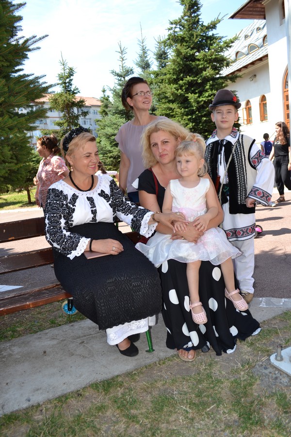 Cântecul și portul popular, prezentat copiilor din Botoşani