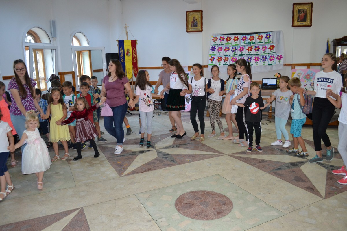 Cântecul și portul popular, prezentat copiilor din Botoşani