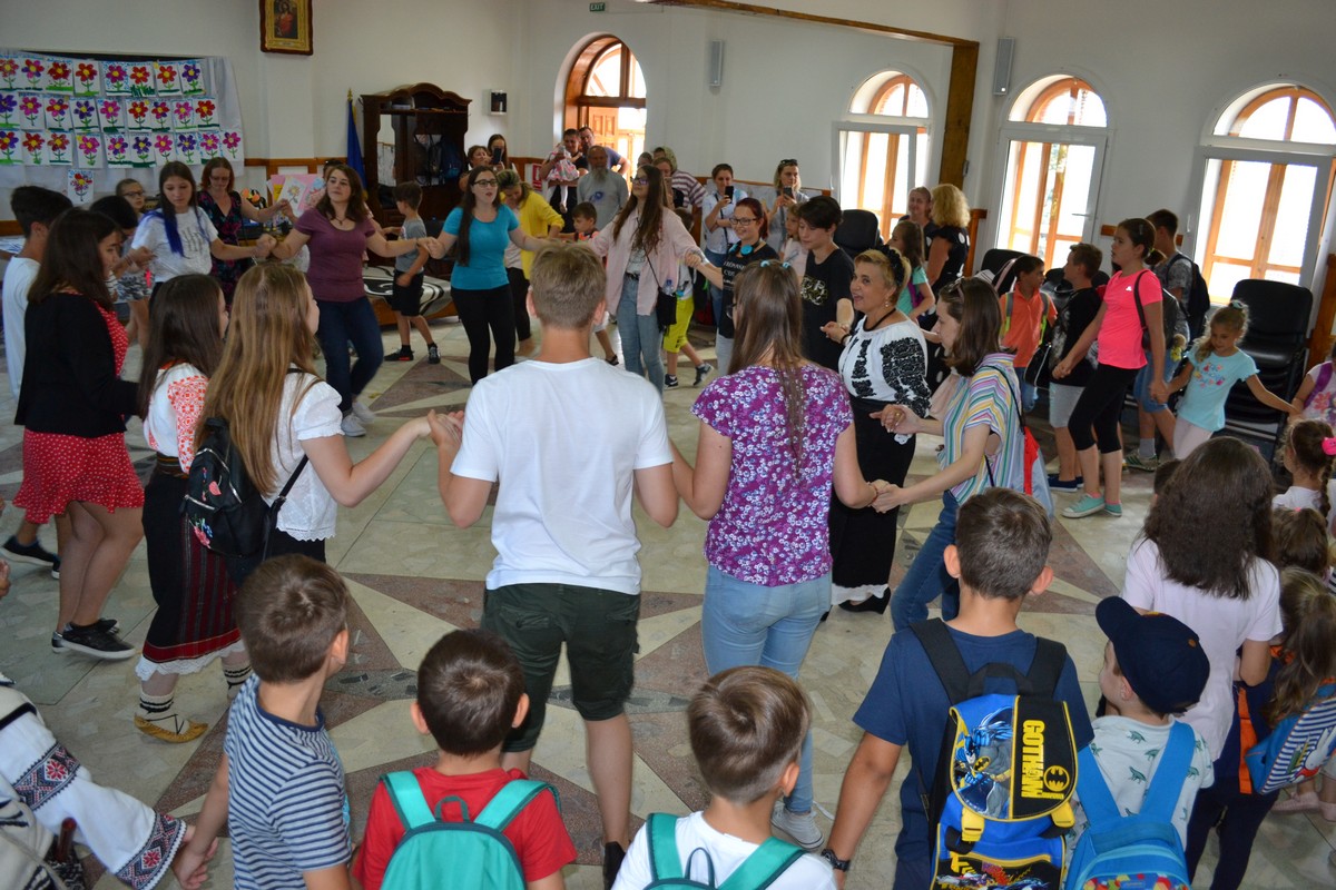 Cântecul și portul popular, prezentat copiilor din Botoşani