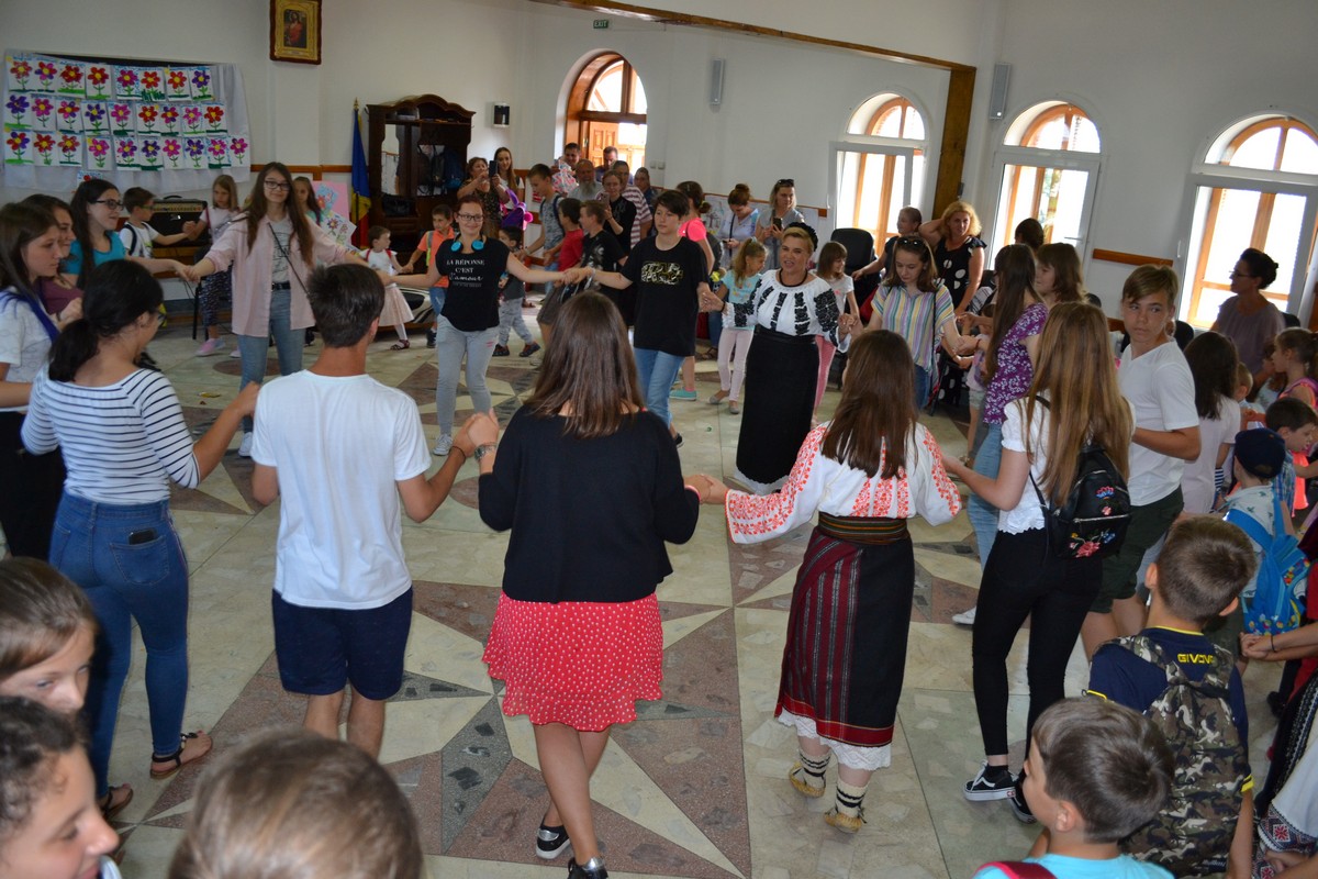 Cântecul și portul popular, prezentat copiilor din Botoşani