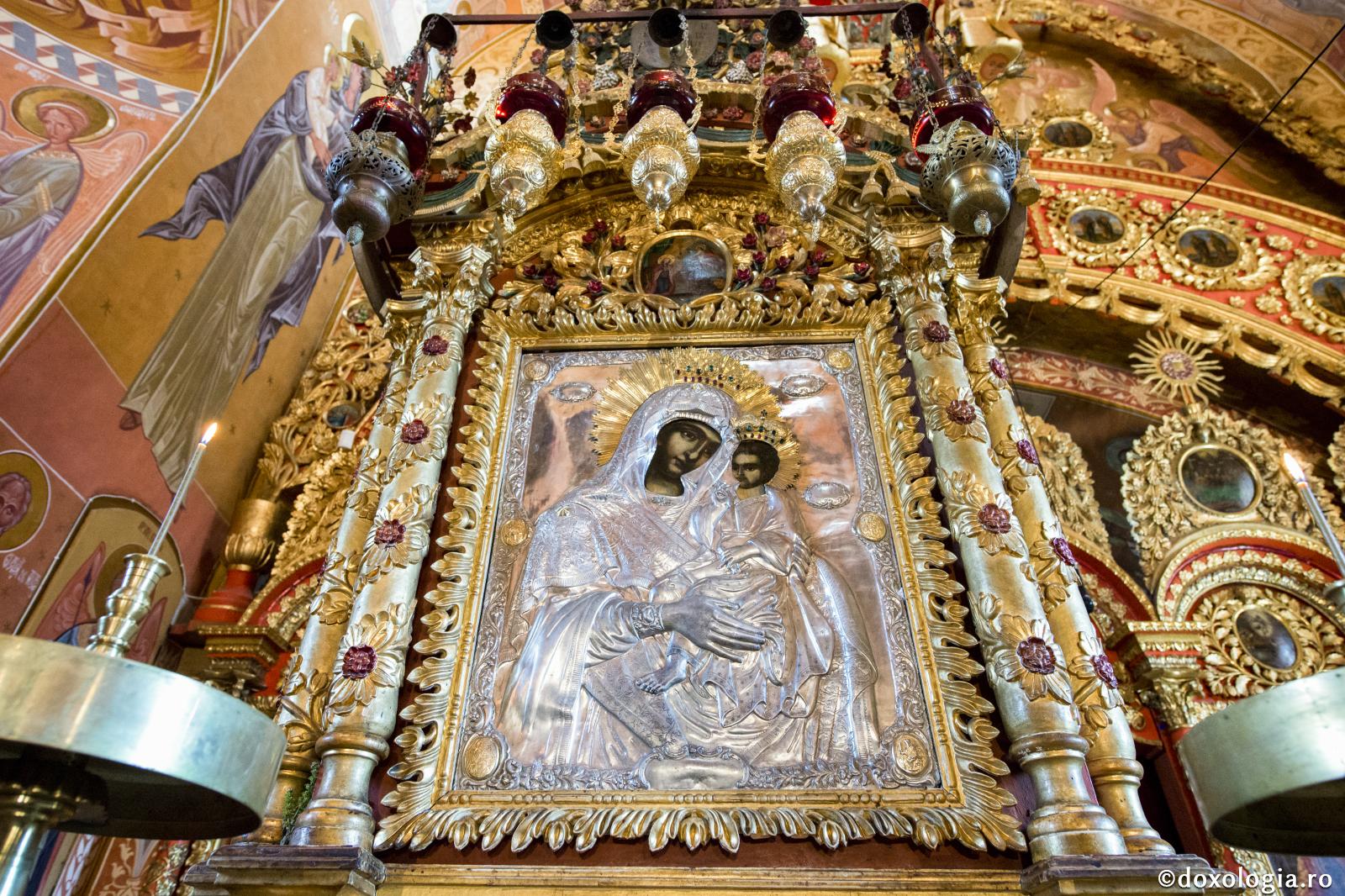 Hramul bisericii din Conţeşti va fi binecuvântat de Icoana Maicii Domnului de la Horaiţa