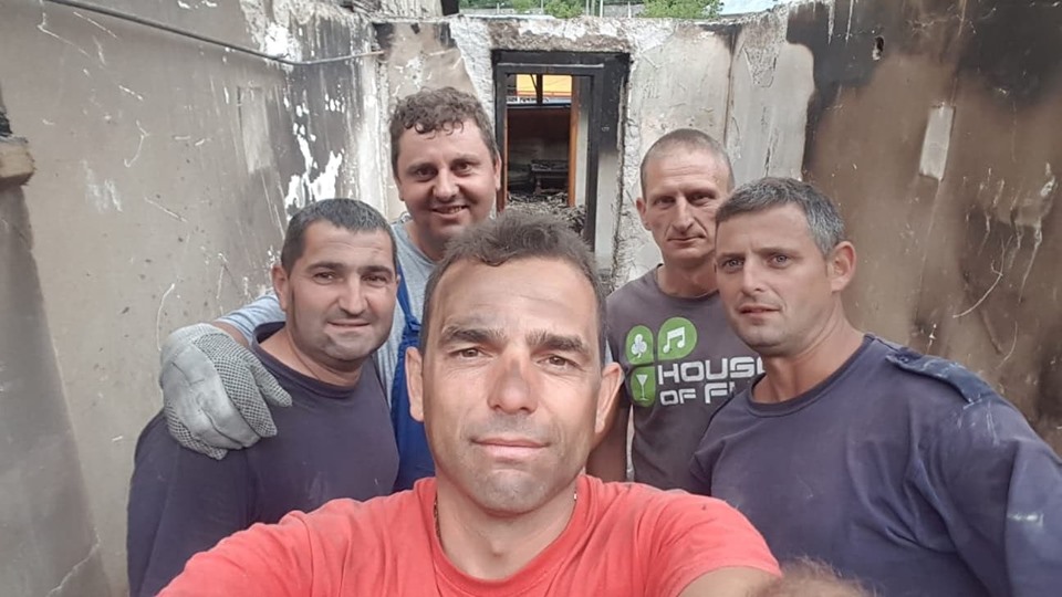 După incendiu, mai mulţi pompieri au ajutat Mănăstirea Râmeţ în timpul liber: „Trebuie să stingi şi focul rămas în sufletul oamenilor”