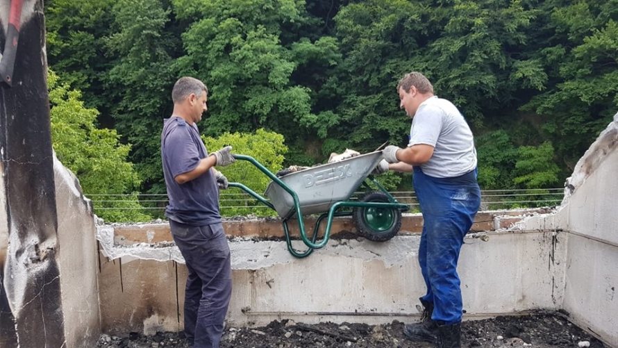 După incendiu, mai mulţi pompieri au ajutat Mănăstirea Râmeţ în timpul liber: „Trebuie să stingi şi focul rămas în sufletul oamenilor”