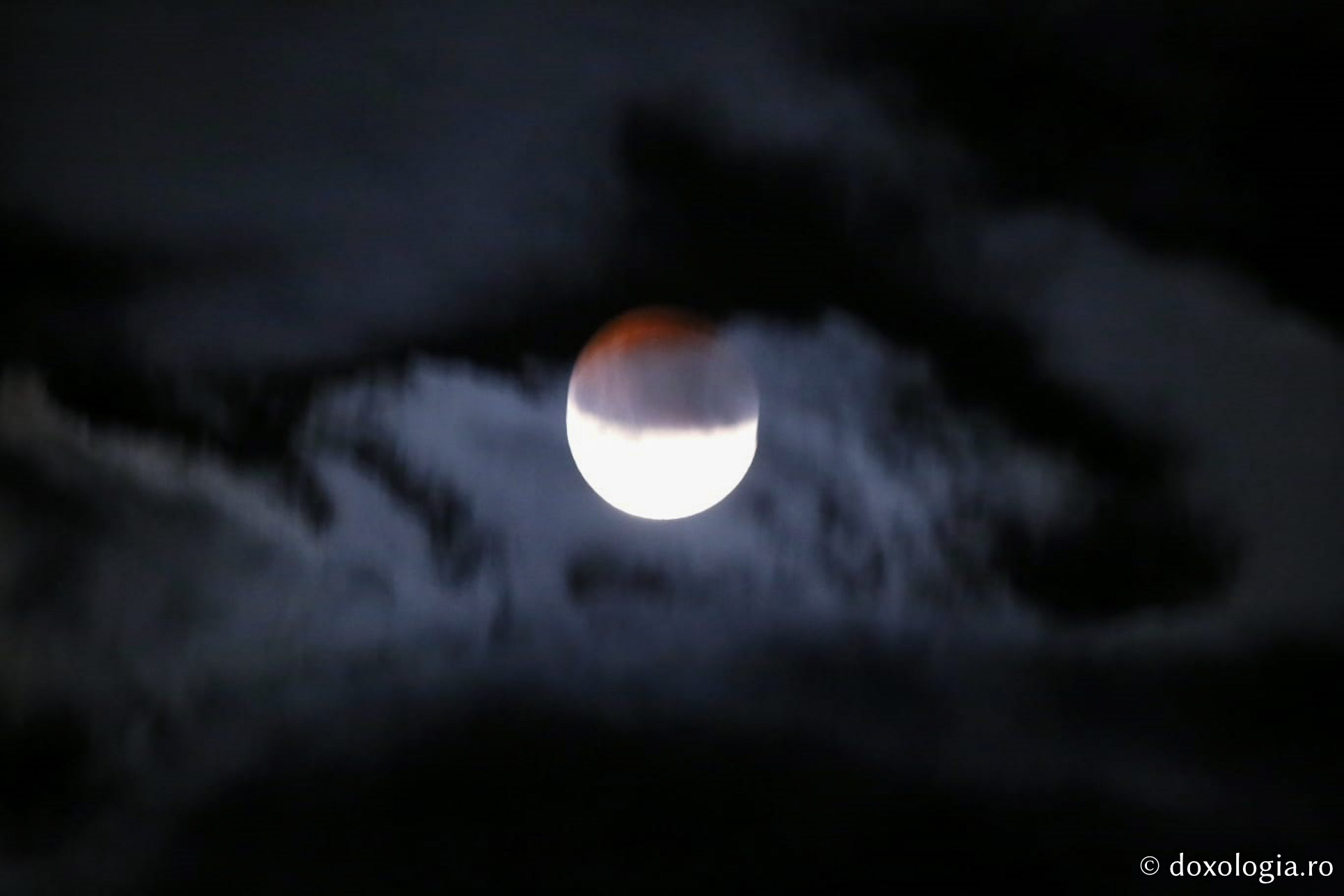 (Foto) Mănăstirea Sihăstria – zile de vară și eclipsă parțială de Lună