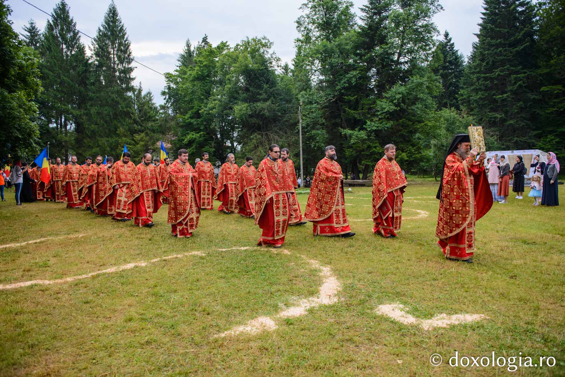 600 de tineri în Poiana Nemțișor – IPS Teofan: „Dumnezeu să vă dăruiască puterea și libertatea de a vă numi fiii Săi!”