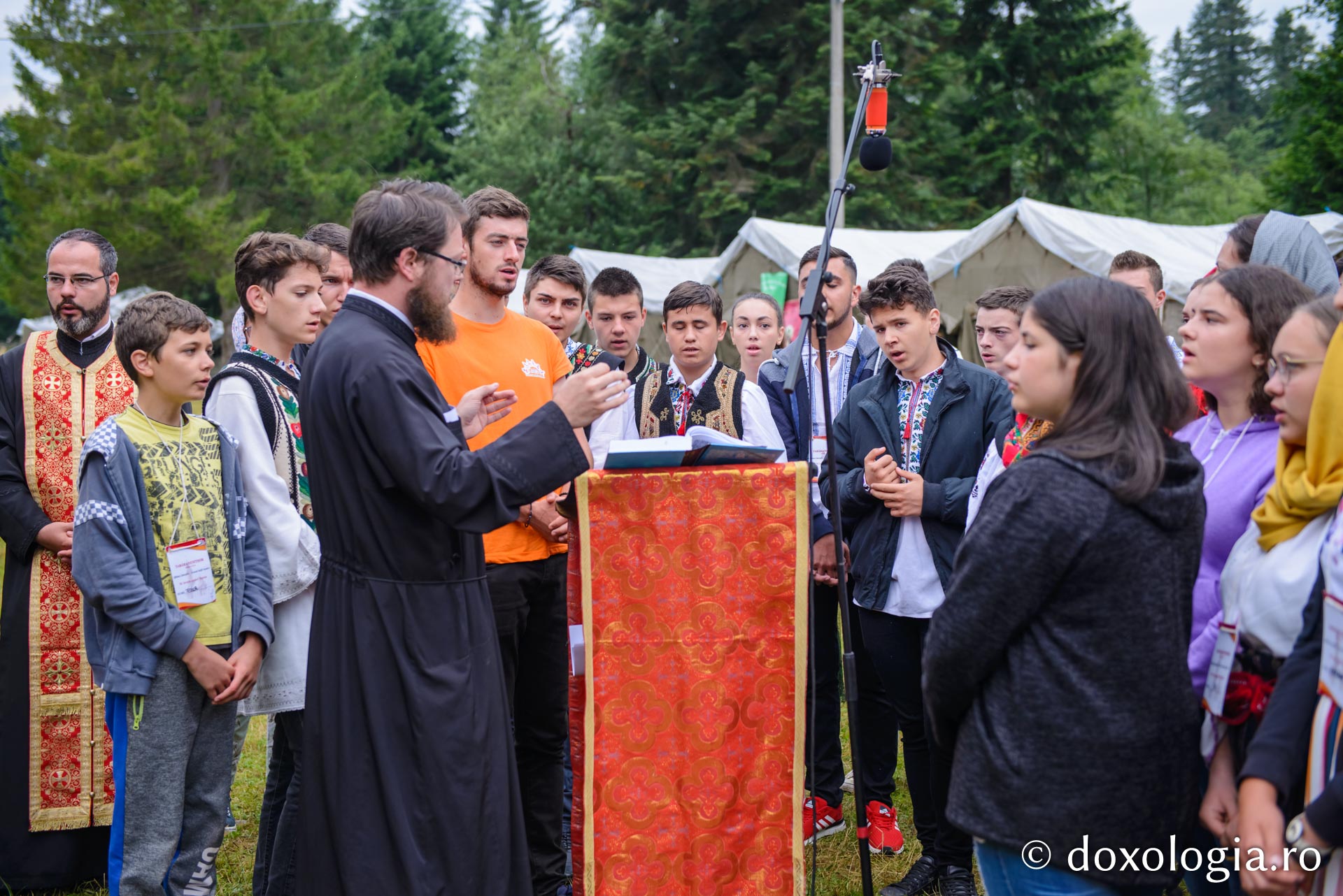 600 de tineri în Poiana Nemțișor – IPS Teofan: „Dumnezeu să vă dăruiască puterea și libertatea de a vă numi fiii Săi!”