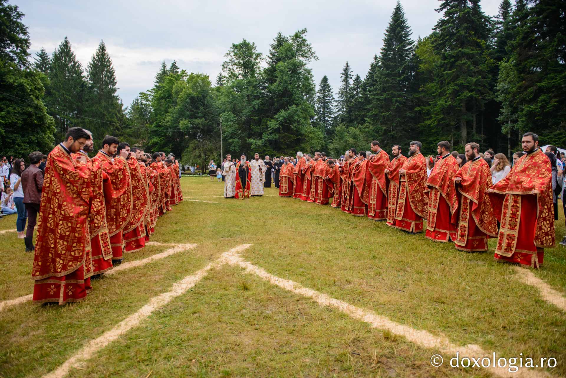 600 de tineri în Poiana Nemțișor – IPS Teofan: „Dumnezeu să vă dăruiască puterea și libertatea de a vă numi fiii Săi!”