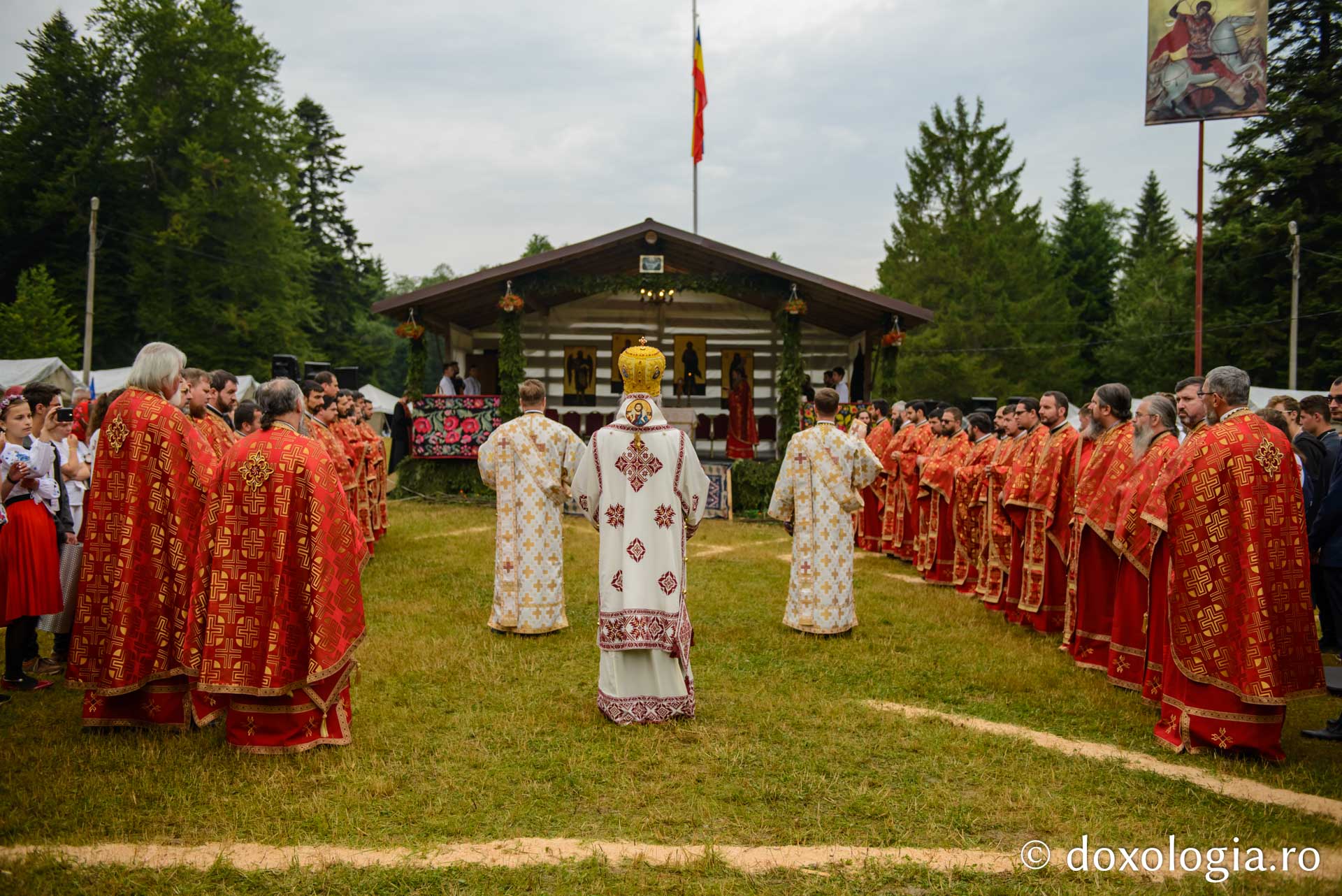 600 de tineri în Poiana Nemțișor – IPS Teofan: „Dumnezeu să vă dăruiască puterea și libertatea de a vă numi fiii Săi!”