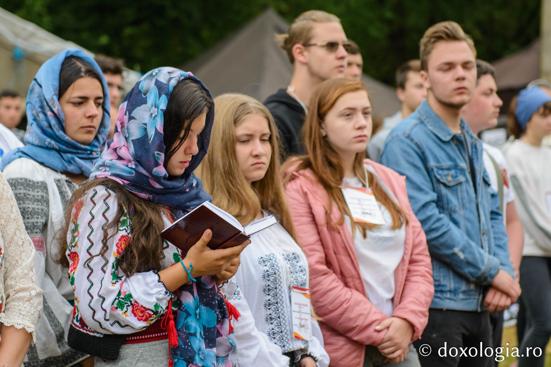 600 de tineri în Poiana Nemțișor – IPS Teofan: „Dumnezeu să vă dăruiască puterea și libertatea de a vă numi fiii Săi!”