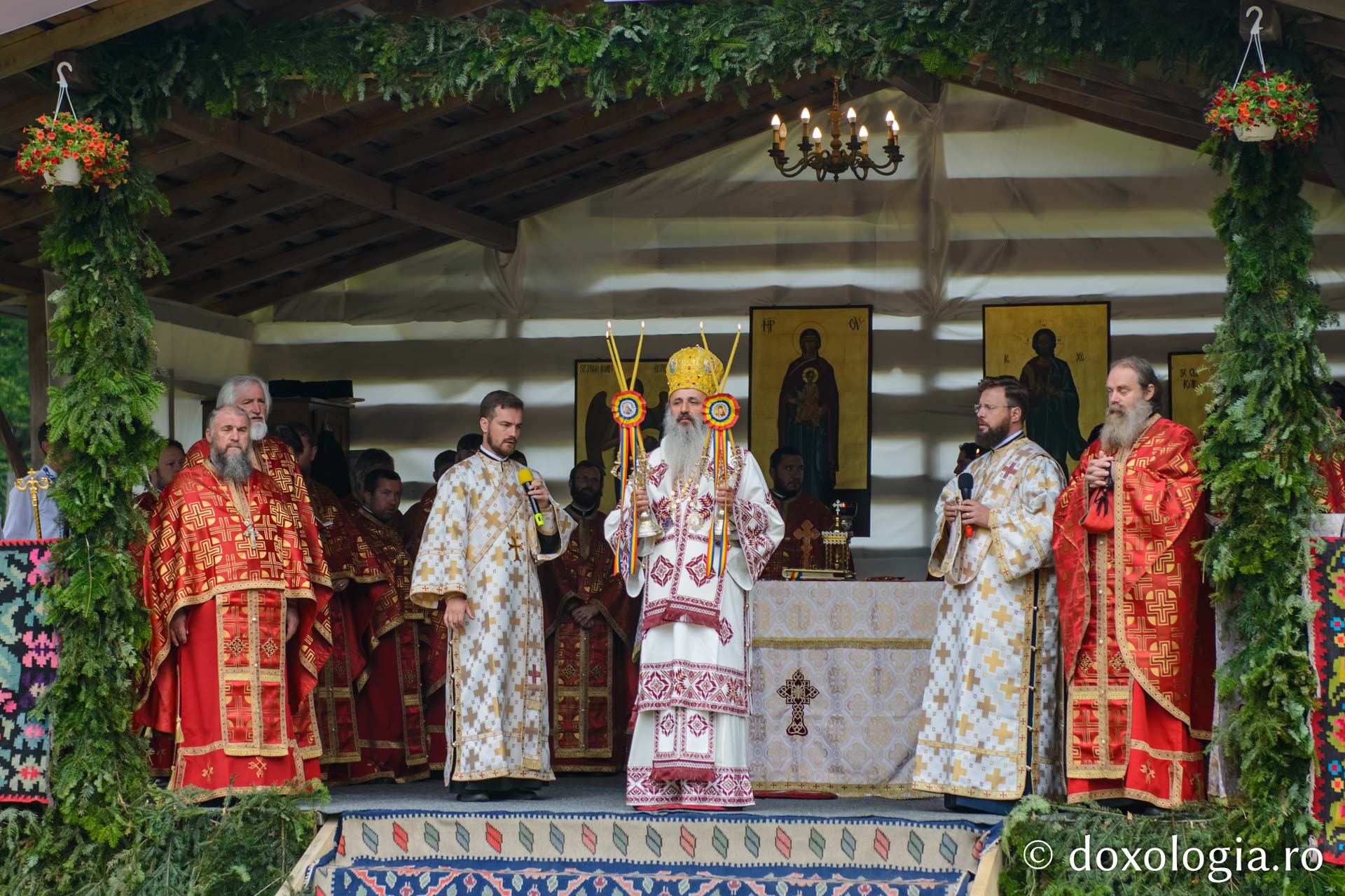 600 de tineri în Poiana Nemțișor – IPS Teofan: „Dumnezeu să vă dăruiască puterea și libertatea de a vă numi fiii Săi!”