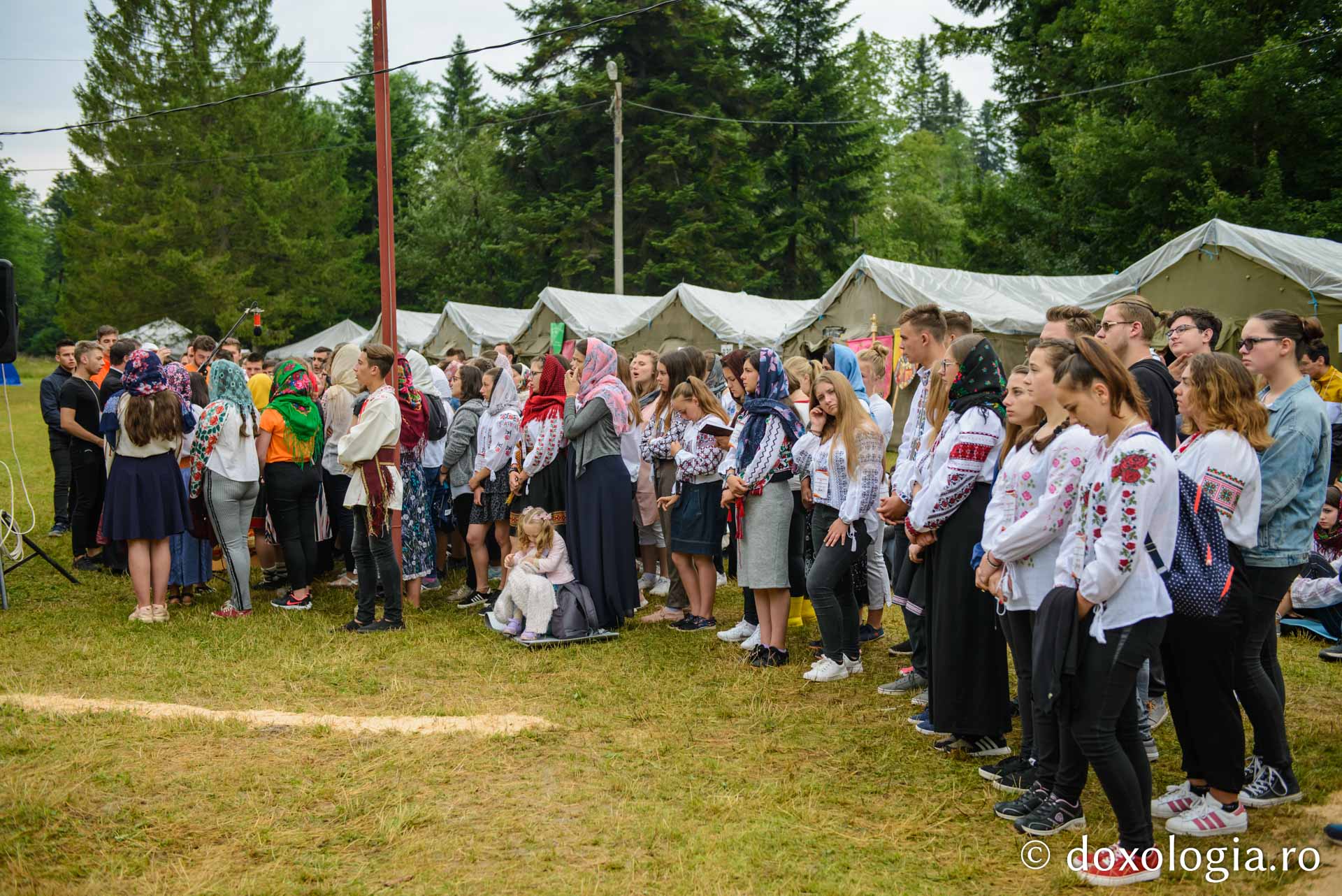 600 de tineri în Poiana Nemțișor – IPS Teofan: „Dumnezeu să vă dăruiască puterea și libertatea de a vă numi fiii Săi!”