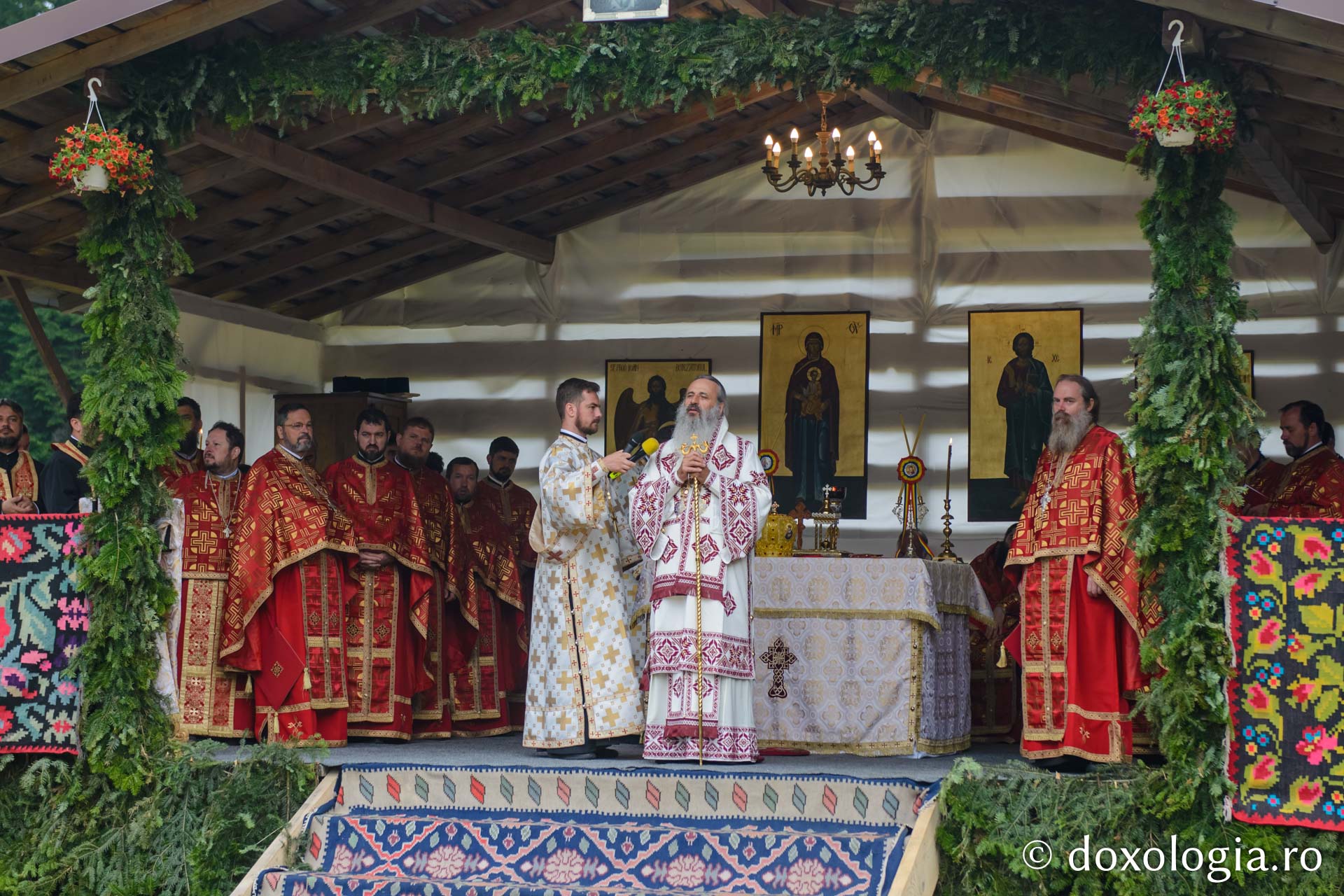 600 de tineri în Poiana Nemțișor – IPS Teofan: „Dumnezeu să vă dăruiască puterea și libertatea de a vă numi fiii Săi!”