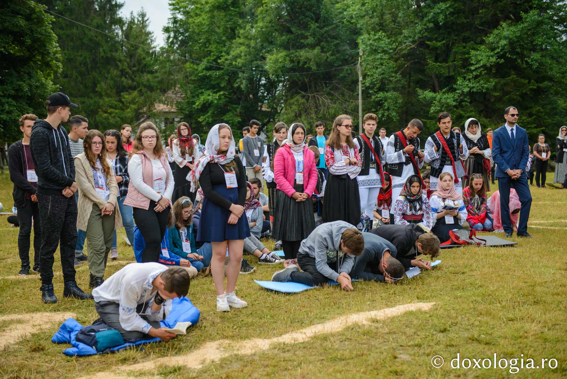 600 de tineri în Poiana Nemțișor – IPS Teofan: „Dumnezeu să vă dăruiască puterea și libertatea de a vă numi fiii Săi!”