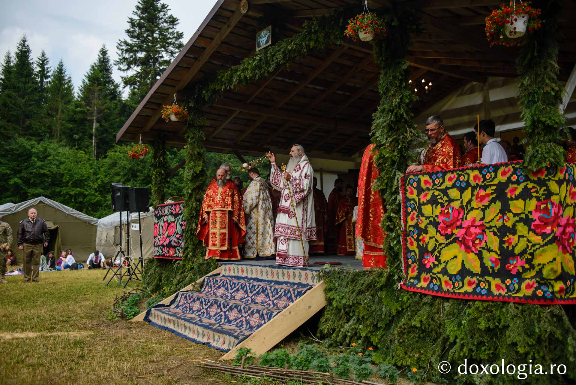 600 de tineri în Poiana Nemțișor – IPS Teofan: „Dumnezeu să vă dăruiască puterea și libertatea de a vă numi fiii Săi!”