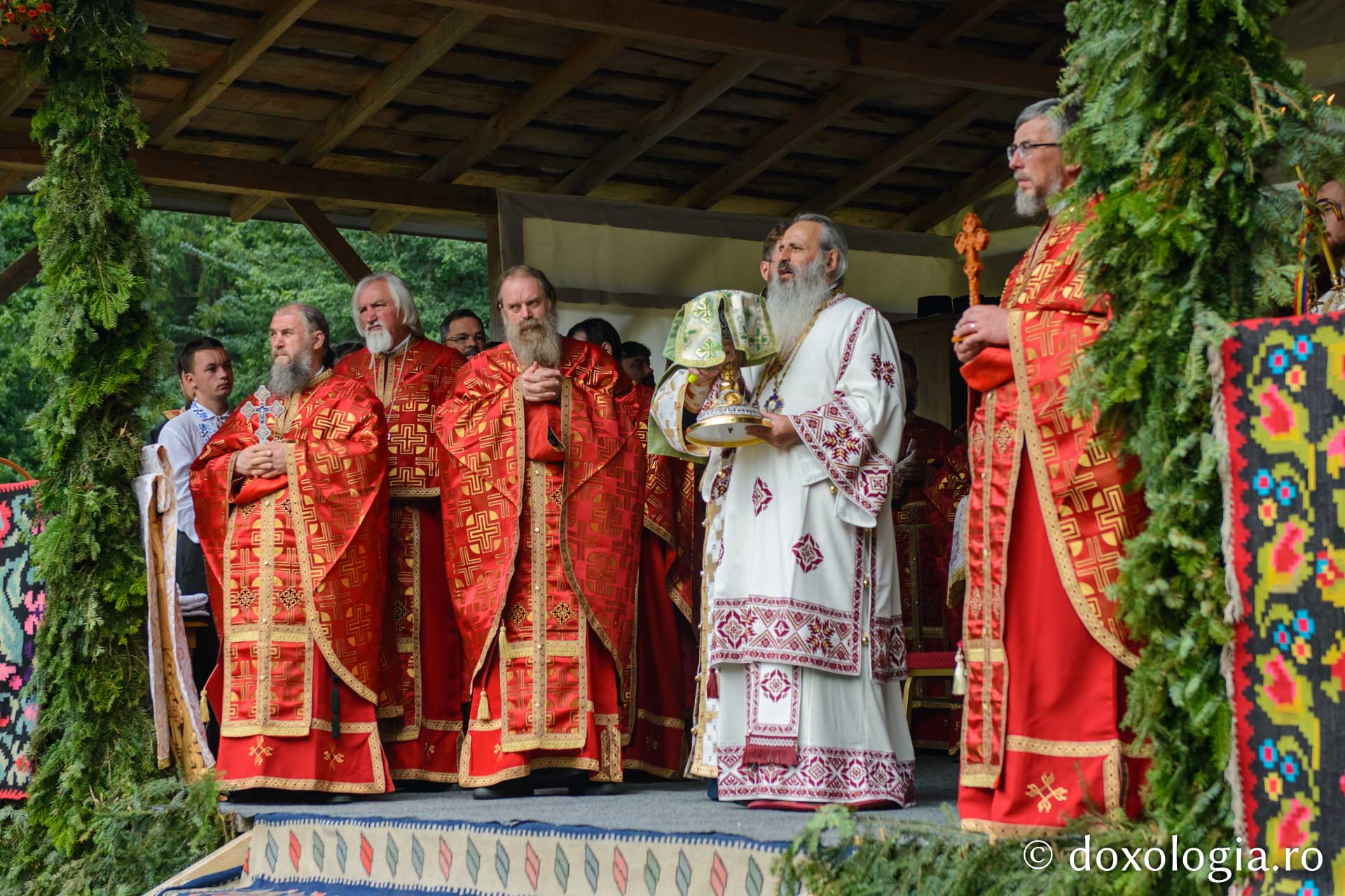 600 de tineri în Poiana Nemțișor – IPS Teofan: „Dumnezeu să vă dăruiască puterea și libertatea de a vă numi fiii Săi!”