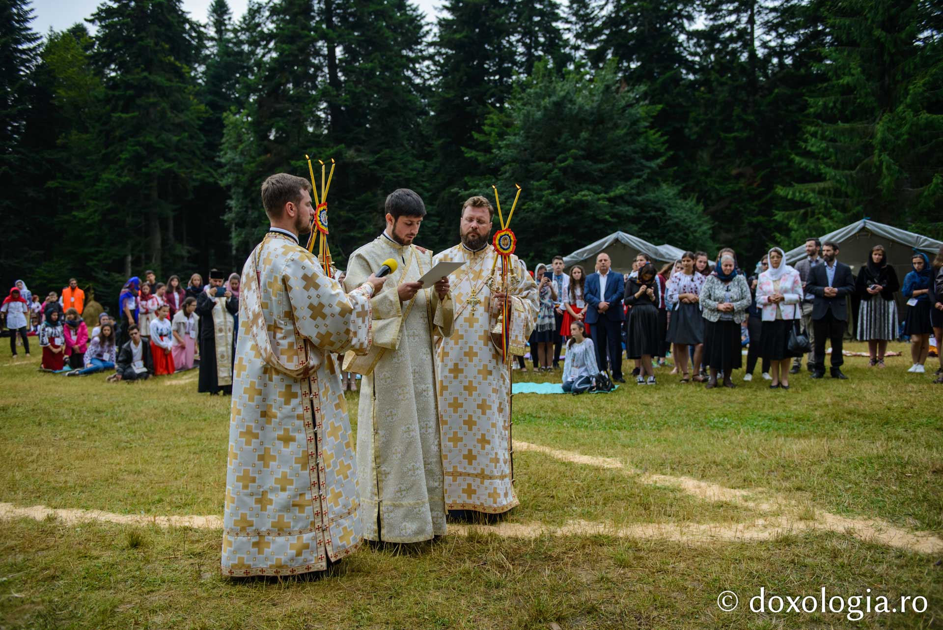 600 de tineri în Poiana Nemțișor – IPS Teofan: „Dumnezeu să vă dăruiască puterea și libertatea de a vă numi fiii Săi!”