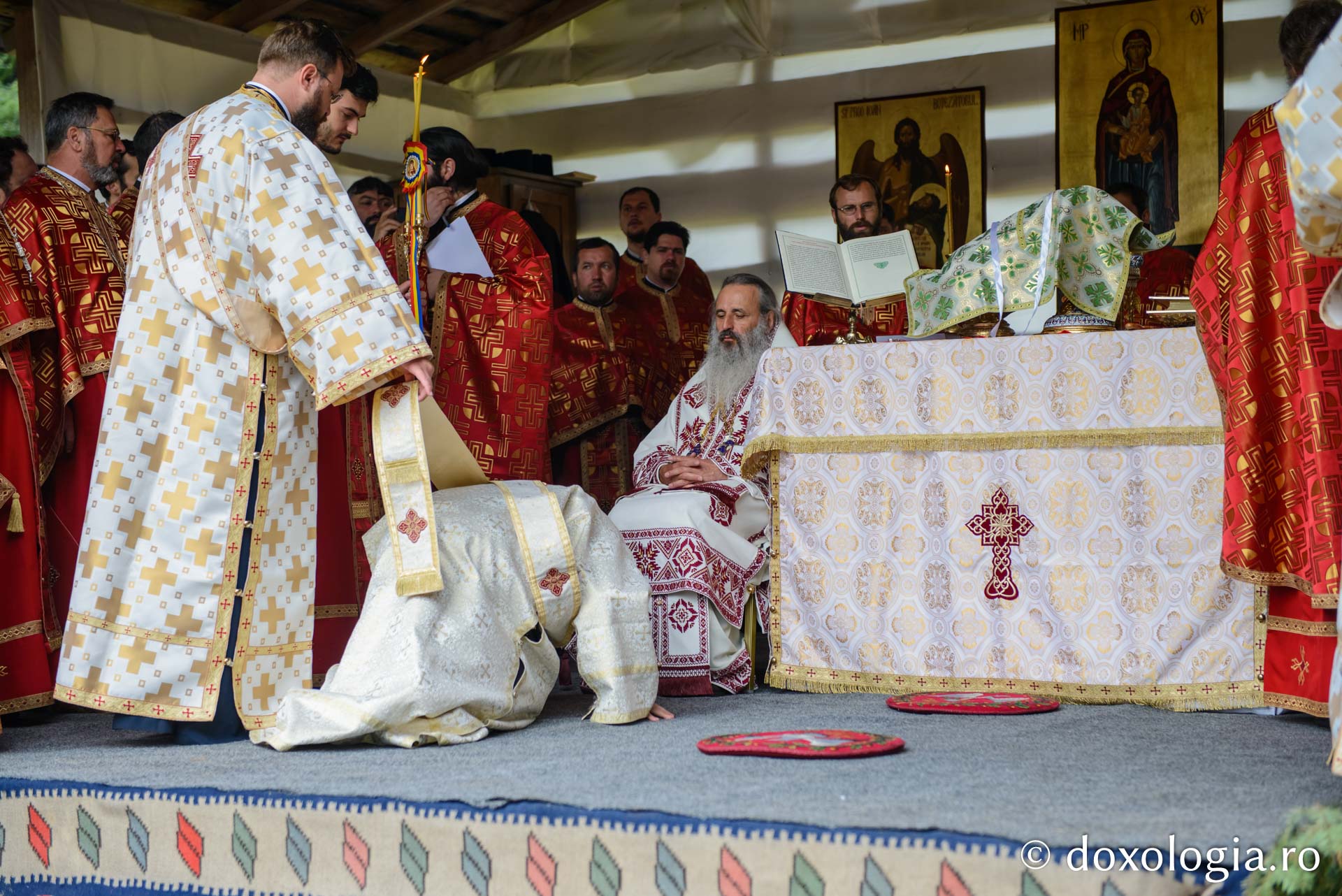 600 de tineri în Poiana Nemțișor – IPS Teofan: „Dumnezeu să vă dăruiască puterea și libertatea de a vă numi fiii Săi!”