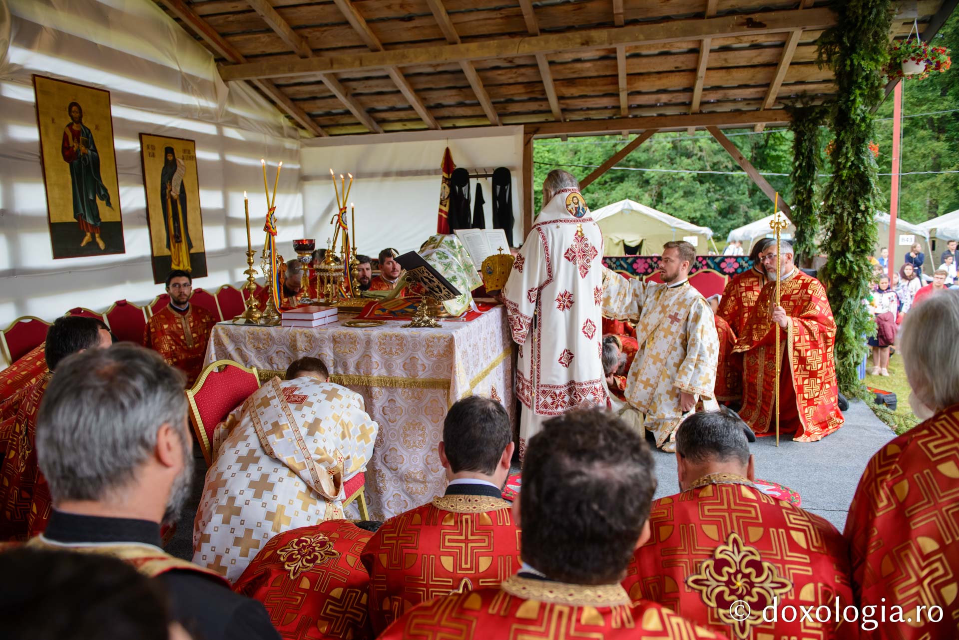 600 de tineri în Poiana Nemțișor – IPS Teofan: „Dumnezeu să vă dăruiască puterea și libertatea de a vă numi fiii Săi!”